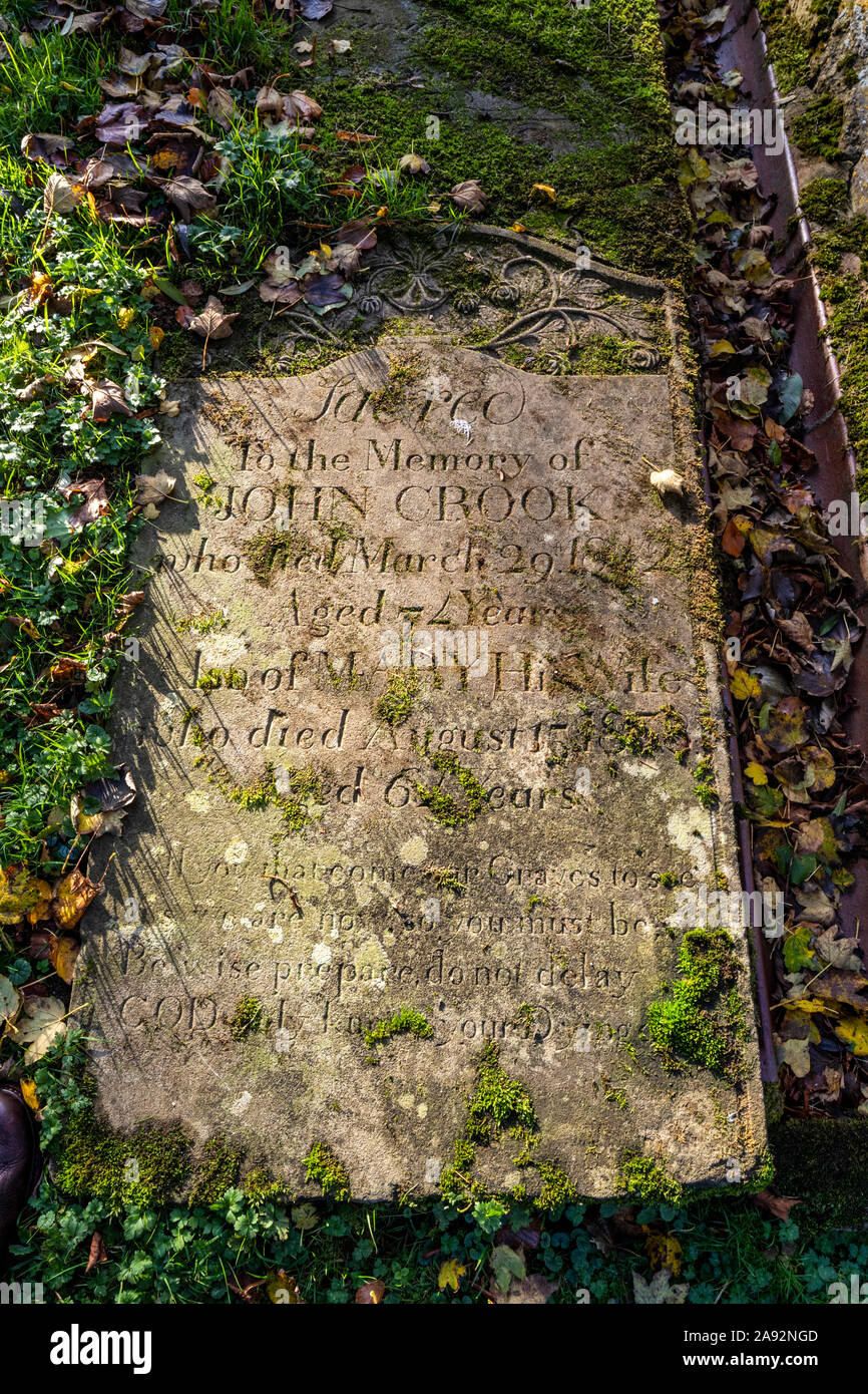 Das Grab von John Crook (d. 1822) und seiner Frau Maria auf dem Friedhof der All Saints Church in der Cotswold Dorf Salperton, Gloucestershire, UK. Stockfoto