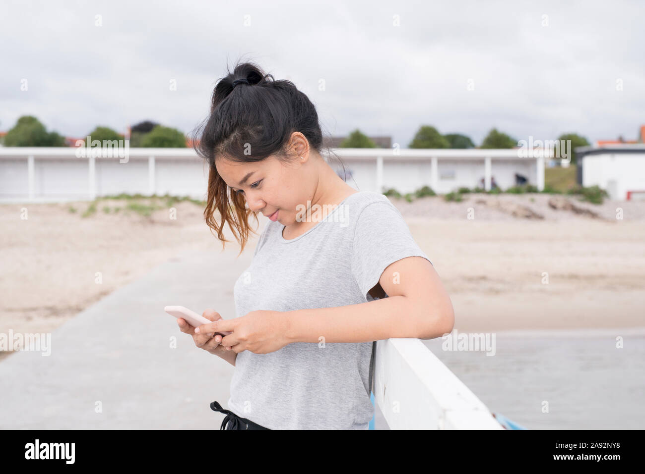 Junge Frau mit Handy Stockfoto