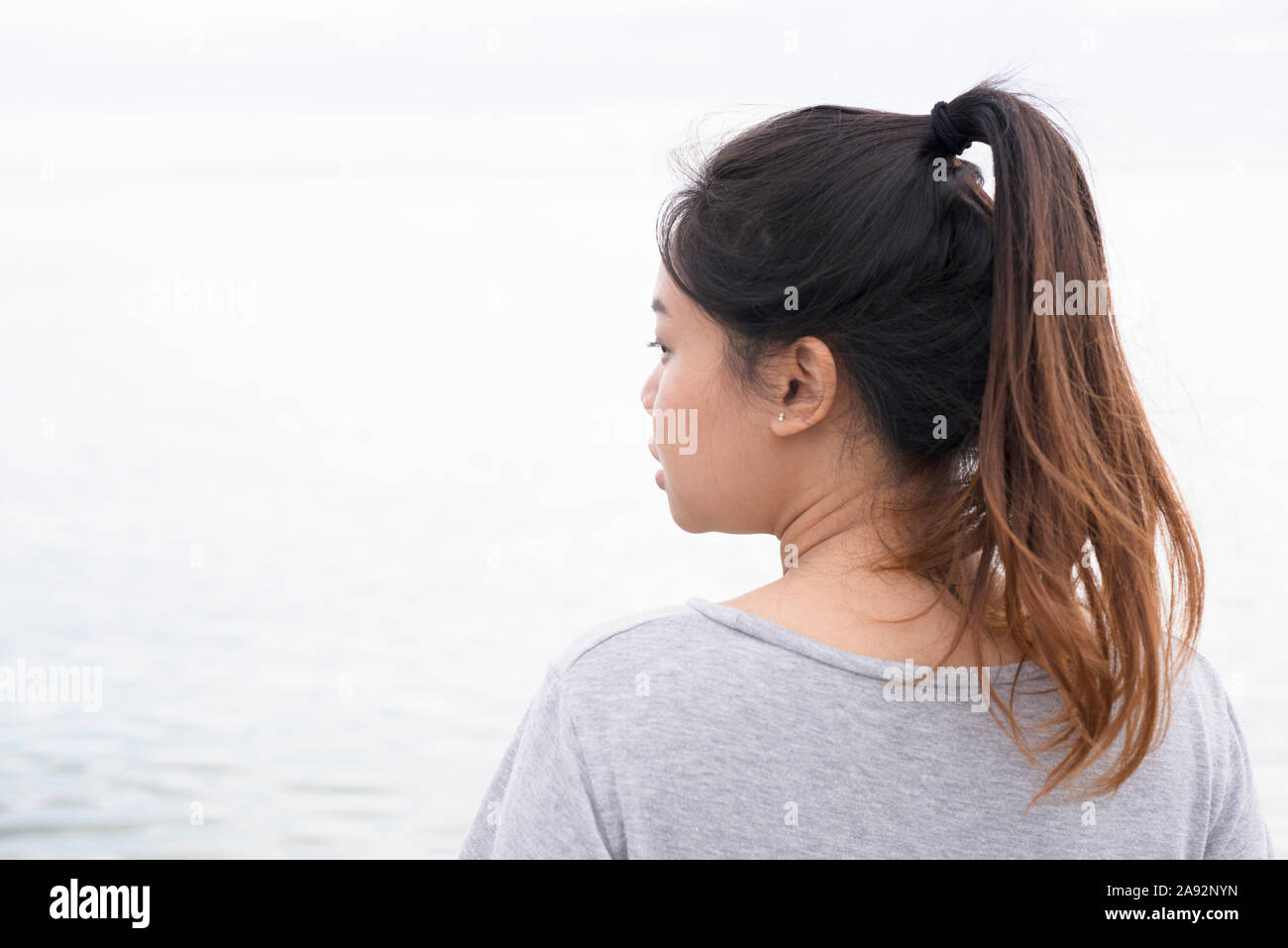 Junge Frau, die auf hoher See Stockfoto
