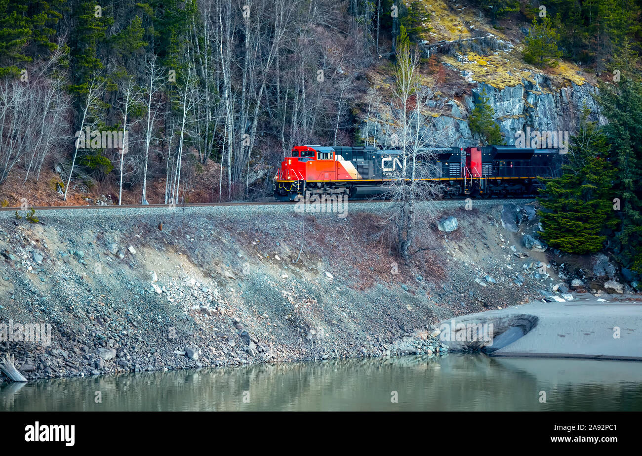 Canadian National Railway Zug, der neben einem See fährt; Terrasse, British Columbia, Kanada Stockfoto