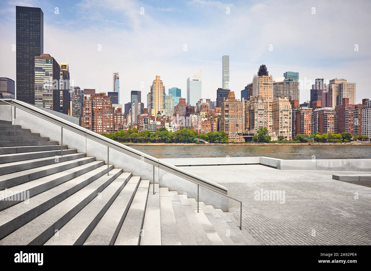 Manhattan von Roosevelt Island, New York City, USA gesehen. Stockfoto