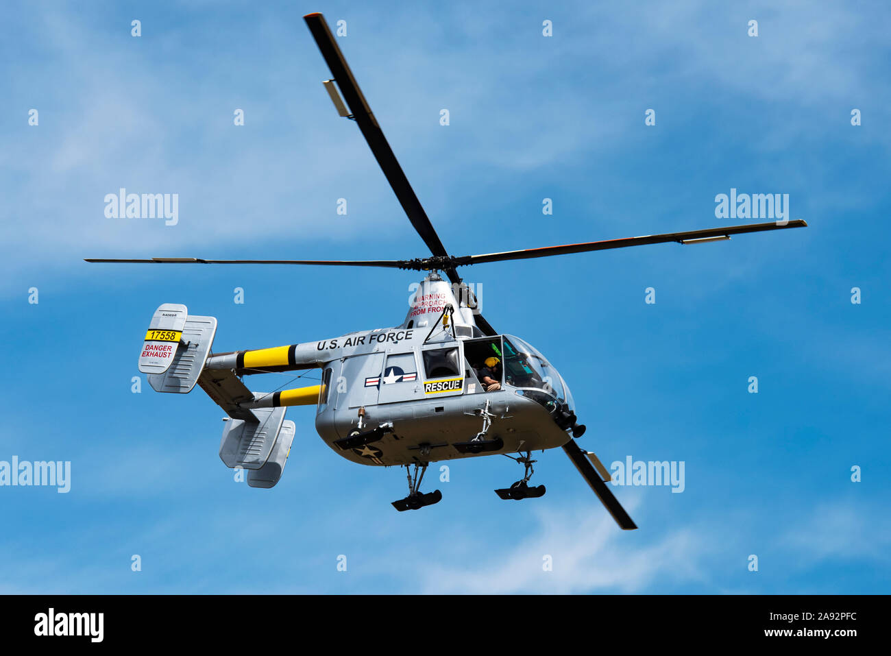 One helicopter in flight -Fotos und -Bildmaterial in hoher Auflösung – Alamy