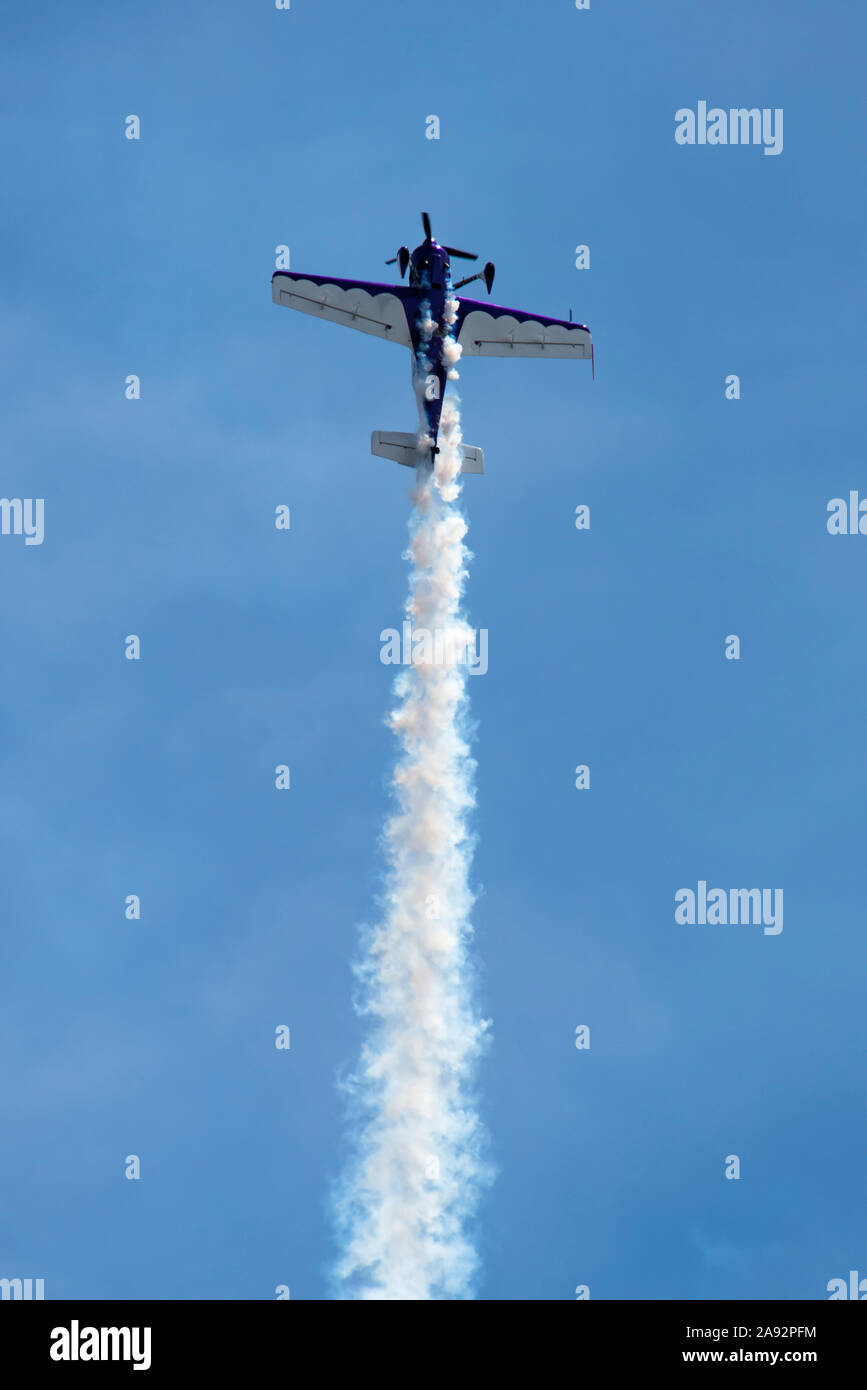 Sukhoi-29 Flugzeug nacheilenden Rauch während der Durchführung Kunstflug Manöver in der 2019 Olympic Air Show, Olympic Airport Stockfoto