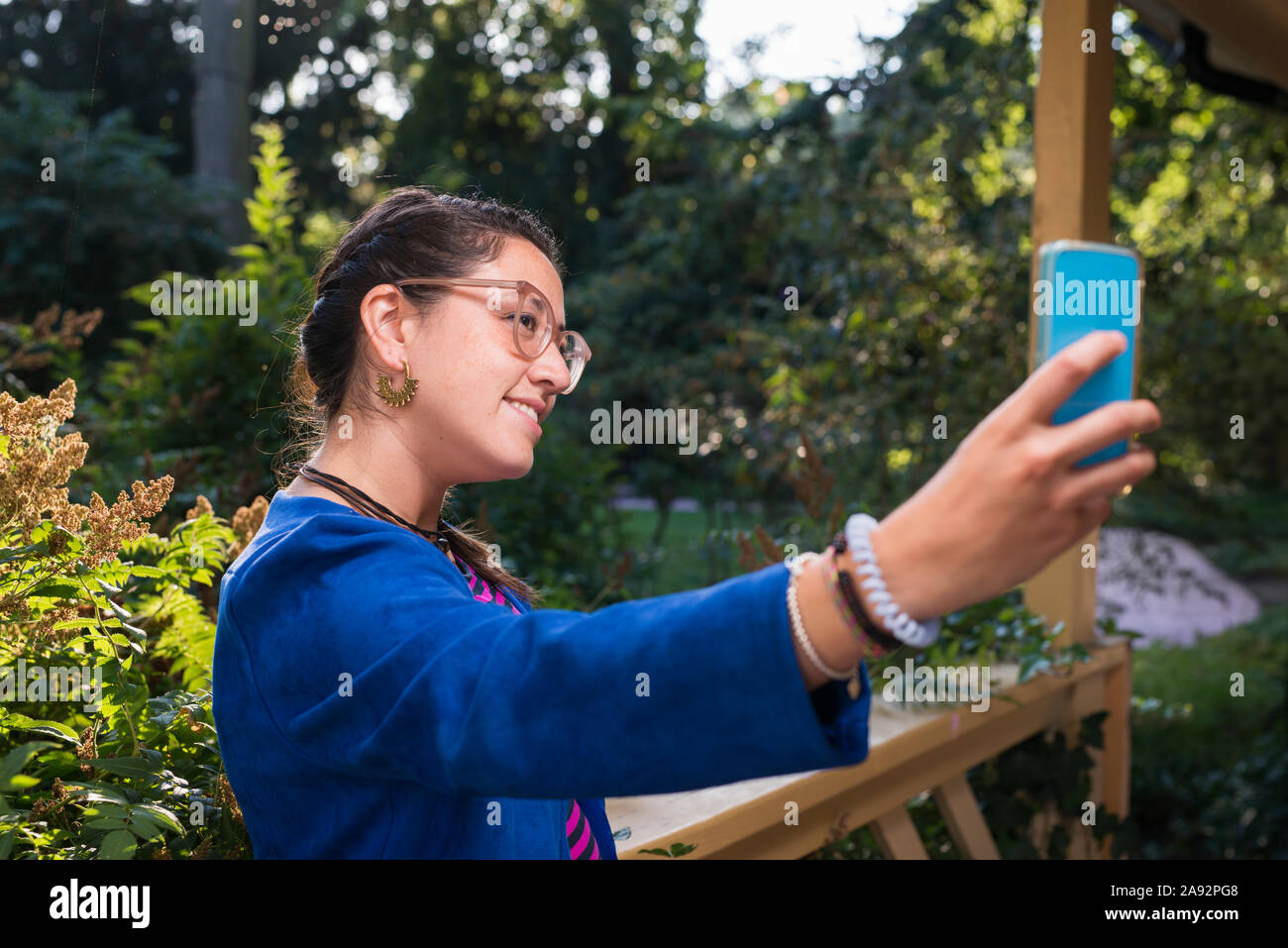 Junge Frau nehmen selfie Stockfoto