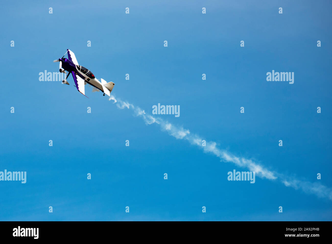 Sukhoi-29 Flugzeug nacheilenden Rauch während der Durchführung Kunstflug Manöver in der 2019 Olympic Air Show, Olympic Airport Stockfoto