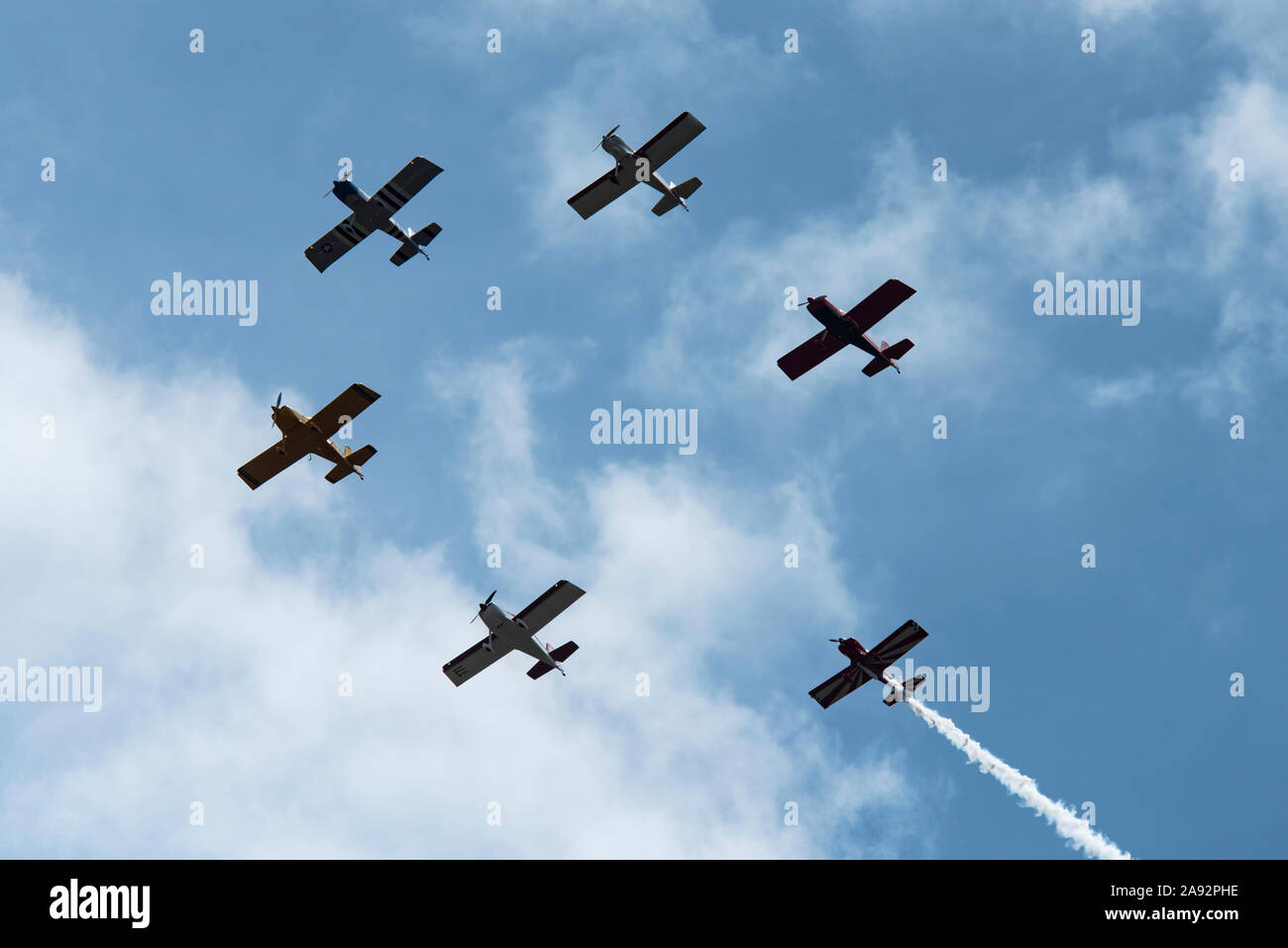 Die West Coast Raves Flying Team fliegen in Formation in ihren maßgeschneiderten RV-Flugzeuge Durchführung Kunstflug Manöver in der Olympic Air Show 2019, ... Stockfoto