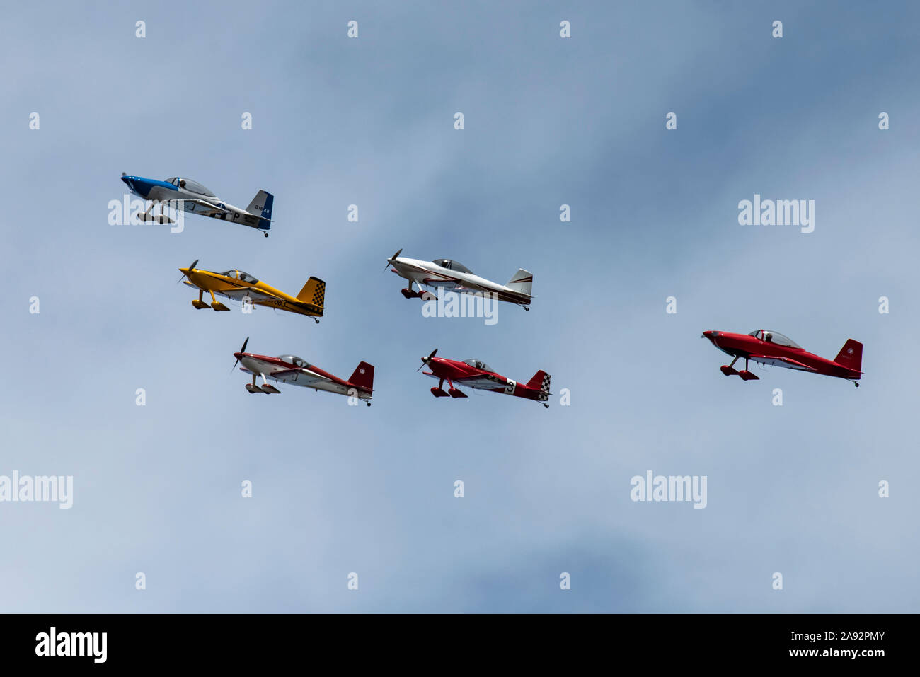 Die West Coast Raves Flying Team fliegen in Formation in ihren maßgeschneiderten RV-Flugzeuge Durchführung Kunstflug Manöver in der Olympic Air Show 2019, ... Stockfoto