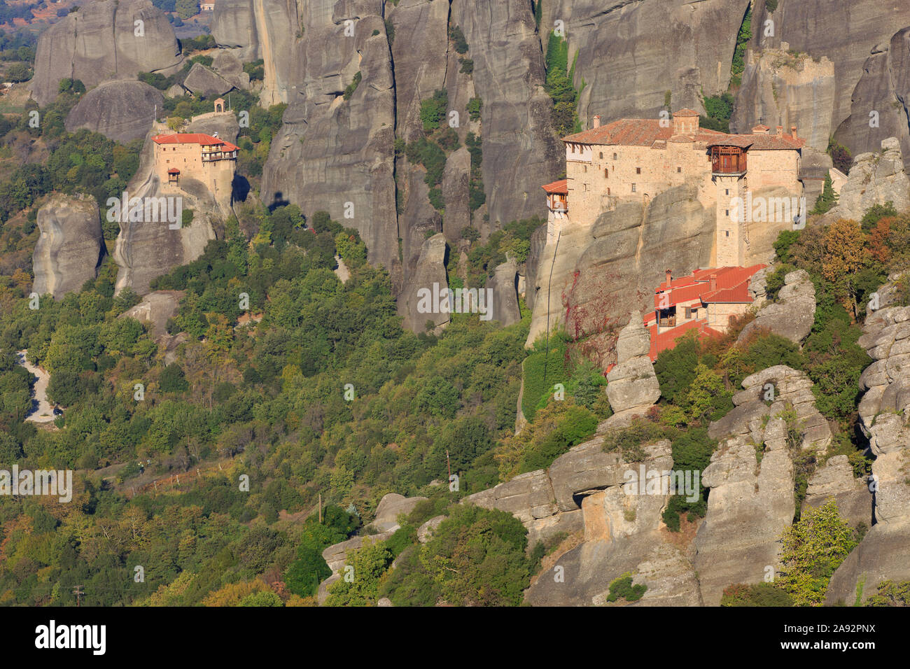 Das 16. Jahrhundert, Klöster von Rousanou (1560) und Saint Nicholas Anapausas (1527), UNESCO-Welterbestätten, in Meteora, Griechenland Stockfoto