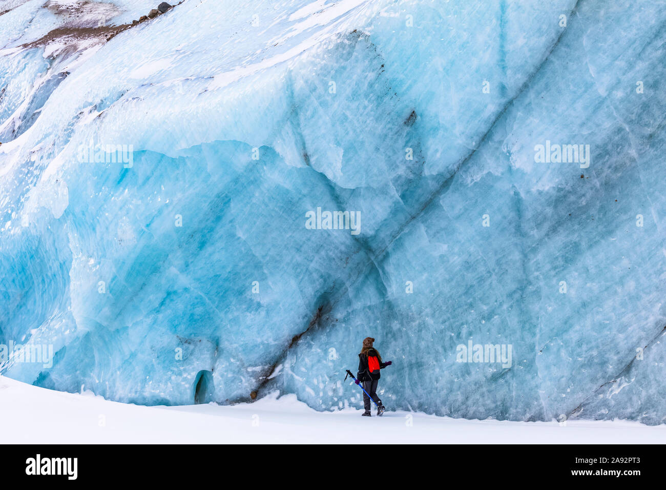 Ein Winterwanderer spaziert am Eis des Black Rapids Glacier; Alaska, USA Stockfoto