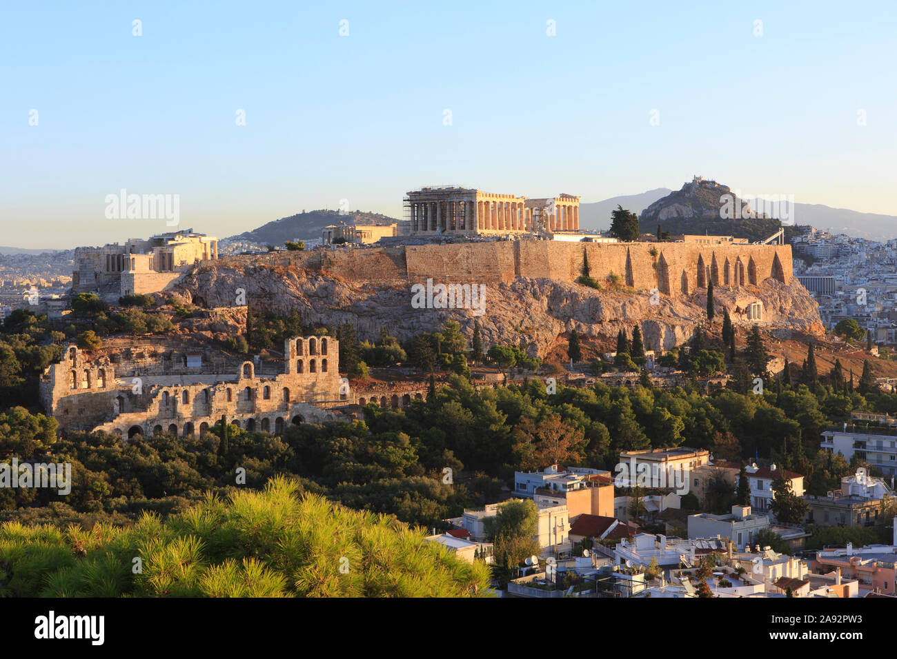 Panoramablick über die antike Akropolis, ein UNESCO-Weltkulturerbe, bei Sonnenaufgang in Athen, Griechenland Stockfoto