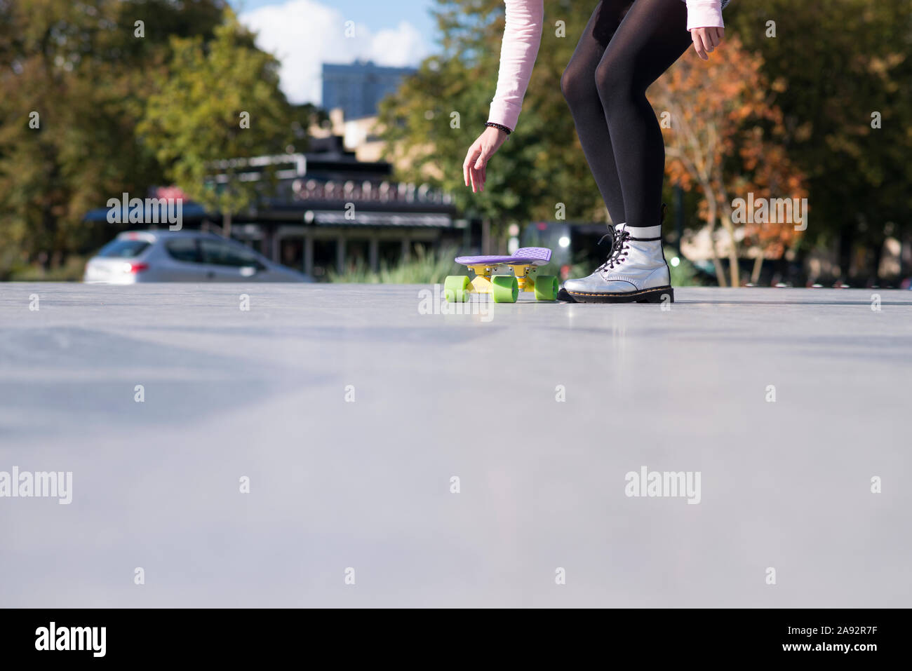 Frau skateboarding, niedrige Abschnitt Stockfoto