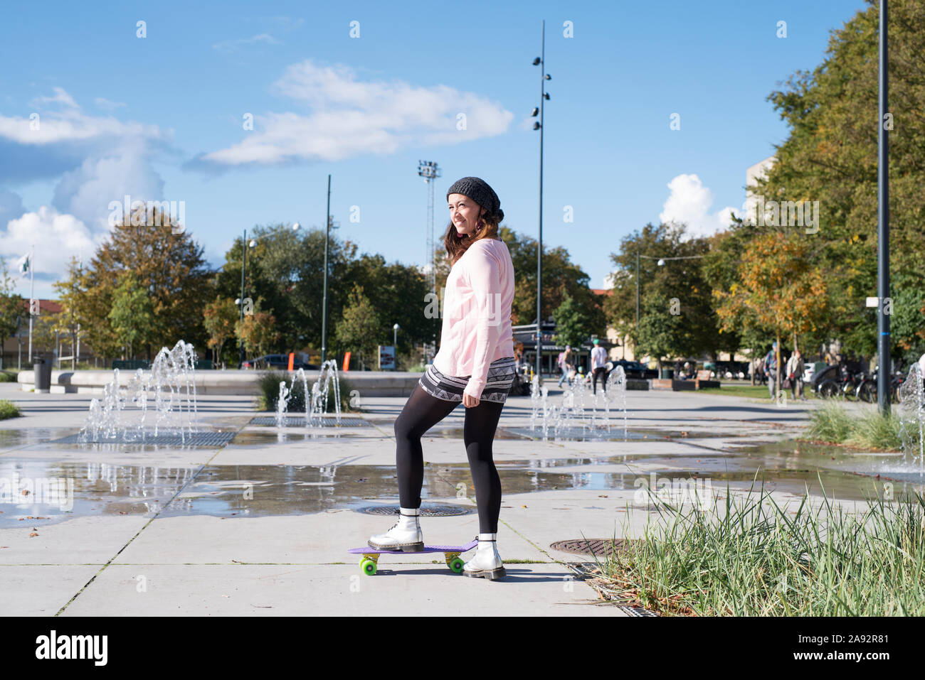 Junge Frau mit skateboard Stockfoto