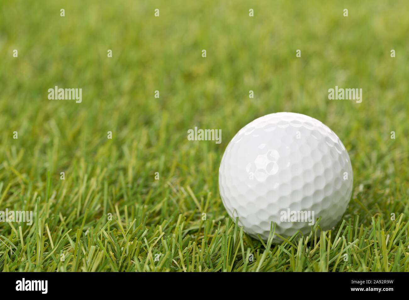 Weißen Golf Ball auf grünem Rasen mit Copy space-selektiven Fokus Stockfoto