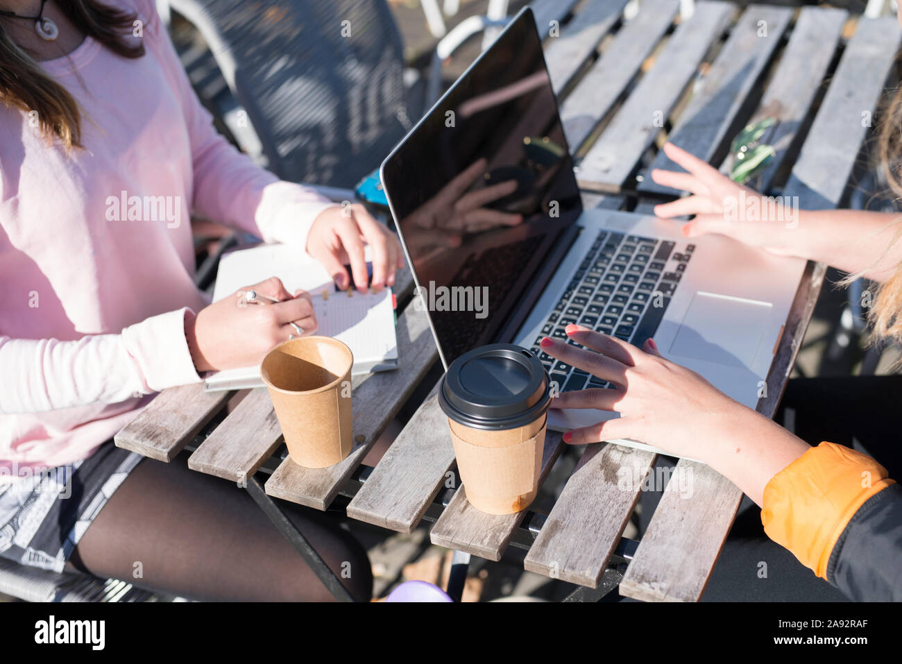 Frauen in Café im Freien Stockfoto