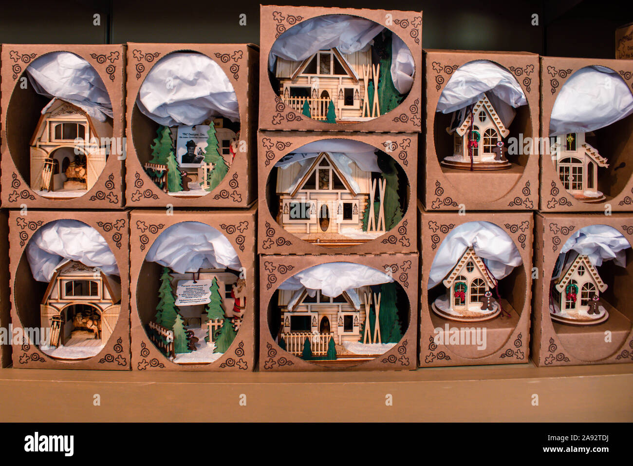 Kleine Holzhäuser von Weihnachten Dorf in Store Stockfoto