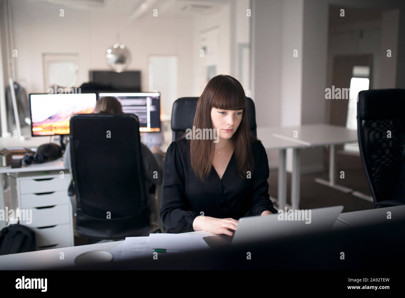 Geschäftsfrau im Büro sitzen Stockfoto