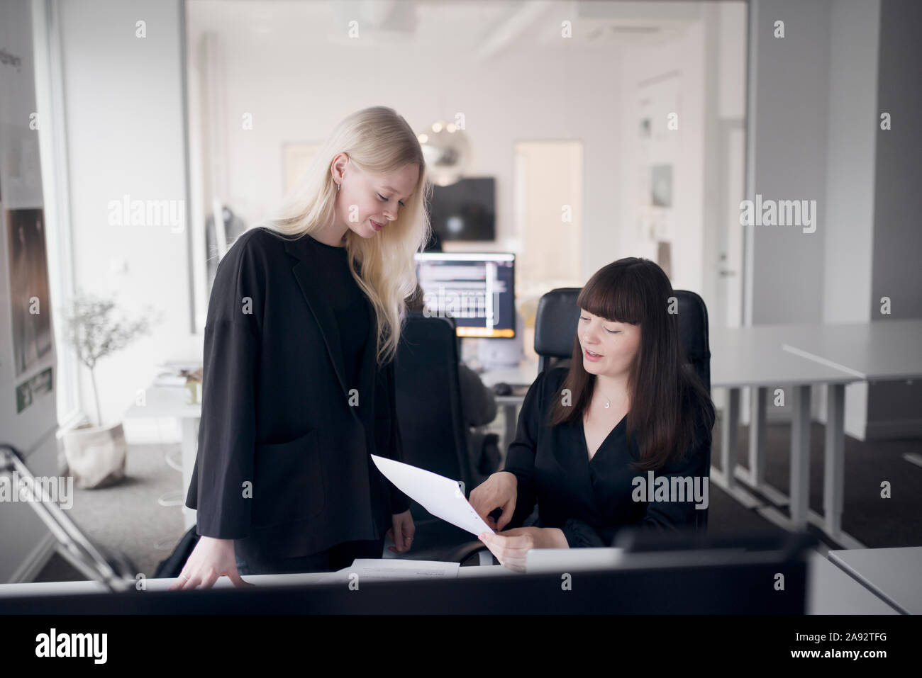 Zwei Frauen, die im Büro arbeiten Stockfoto