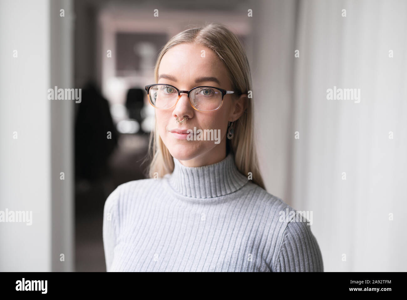 Junge Frau im Büro Stockfoto