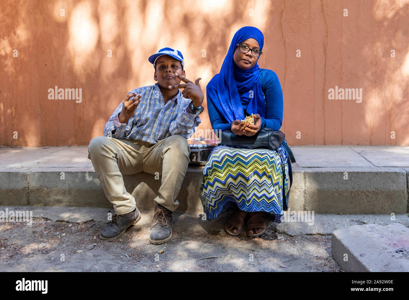 Sudanesische Frau und Junge; Kerma, Nordstaat, Sudan Stockfoto