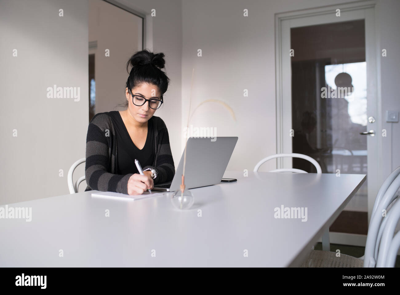 Frau im Büro Stockfoto