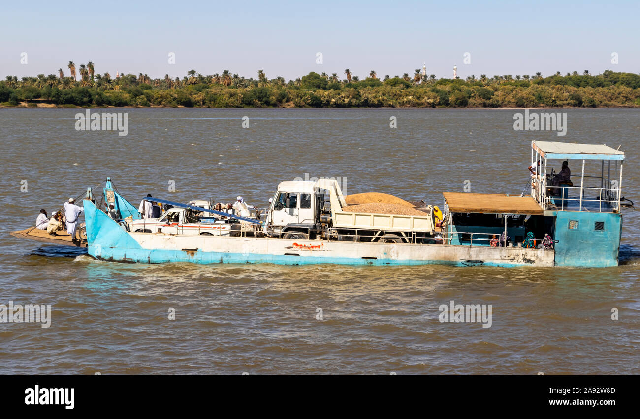 Autofähre auf dem Nil; Kerma, Nordstaat, Sudan Stockfoto