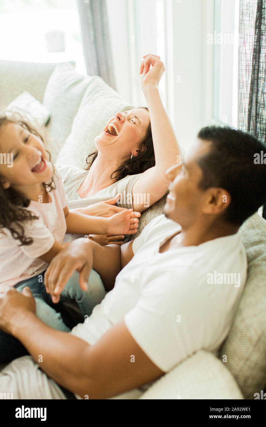 Eltern mit Tochter lachen Stockfoto