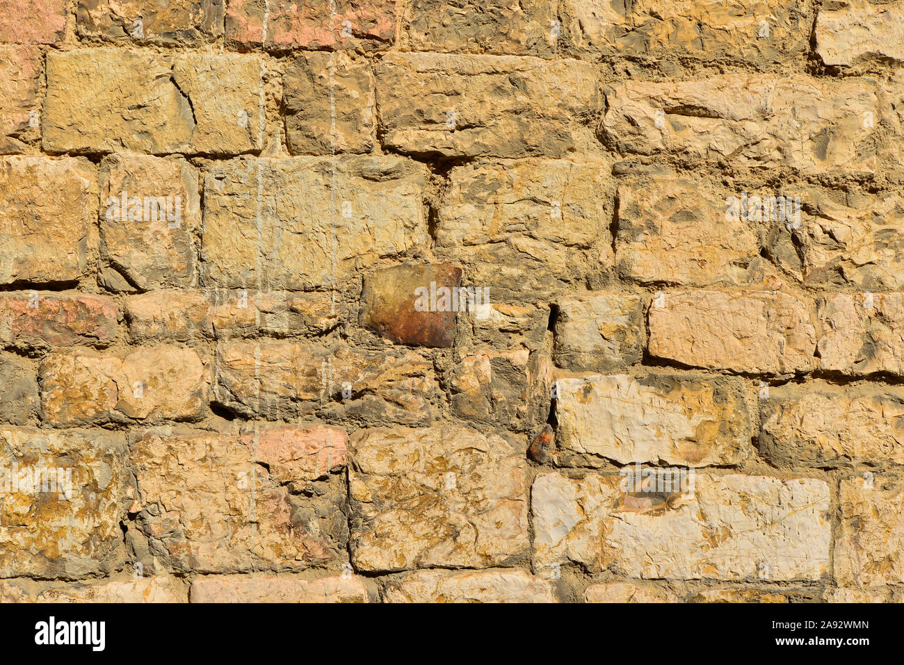 Alte mittelalterliche Yellow Stone block Wand als Hintergrund Stockfoto