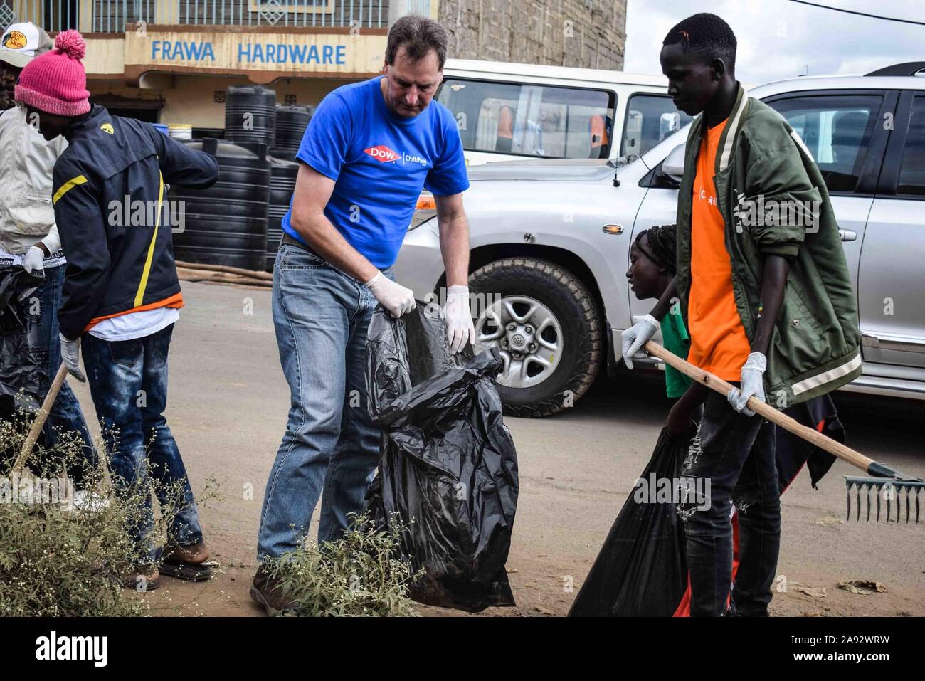 Nairobi, Kenia. 8. November, 2019. Teilnehmer während einer Bereinigung übung Sammeln von Abfällen aus einer Straße in Kasarani. Globale Kunststoff Zutaten Produzent, Dow Chemical Company lief ein Bewusstsein und cleanup Projekt betitelt#projectbutterfly, die zur Verringerung der Kunststoffabfälle in der Umwelt und der Förderung der Kreislaufwirtschaft durch Partnerschaften mit Recycling Unternehmen abzielt. Credit: James Wakibia/SOPA Images/ZUMA Draht/Alamy leben Nachrichten Stockfoto