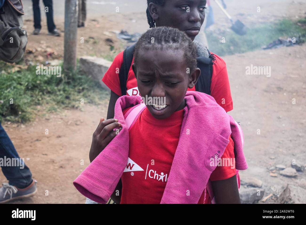 Nairobi, Kenia. 8. November, 2019. Ein junges Mädchen die Teilnahme an einem sauberen, Übung in Kasarani. Globale Kunststoff Zutaten Produzent, Dow Chemical Company lief ein Bewusstsein und cleanup Projekt betitelt#projectbutterfly, die zur Verringerung der Kunststoffabfälle in der Umwelt und der Förderung der Kreislaufwirtschaft durch Partnerschaften mit Recycling Unternehmen abzielt. Credit: James Wakibia/SOPA Images/ZUMA Draht/Alamy leben Nachrichten Stockfoto