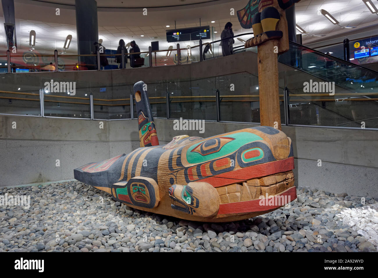 Killer Whale zeder Skulptur von Richard Hunt im inländischen Terminal des internationalen Flughafen Vancouver, Vancouver, BC, Kanada Stockfoto