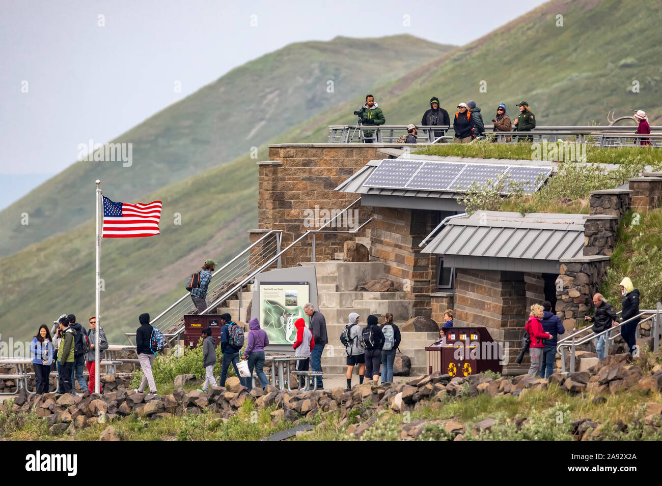 Besucher im Eielson Visitor Center im Denali National Park and Preserve, Interior Alaska; Alaska, Vereinigte Staaten von Amerika Stockfoto