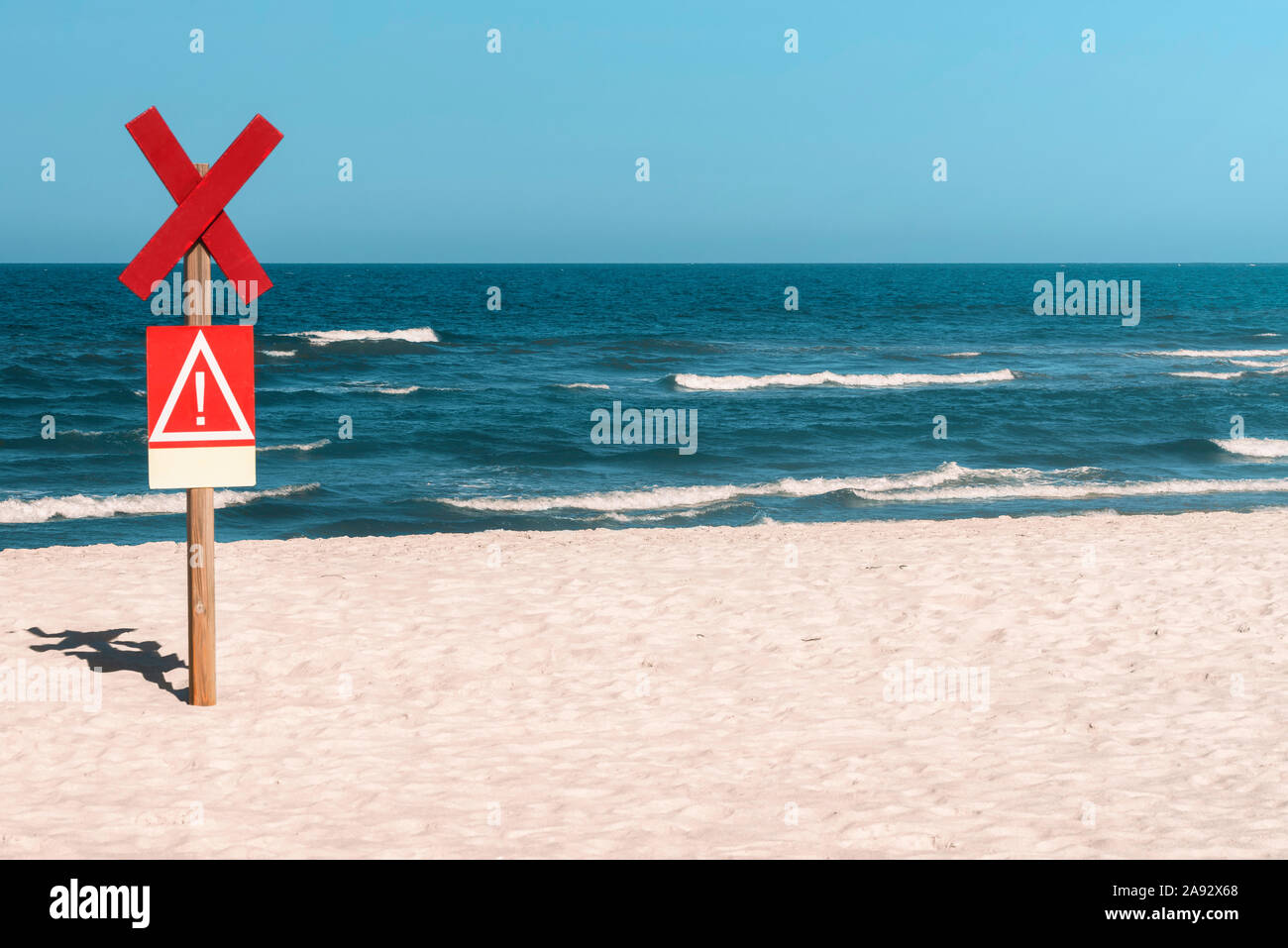 Schwimmen Warnschild an den Strand von Sylt an der Nordsee, Deutschland. Rote Warnschild am White Sand Beach. Rote Gefahr Zeichen für die aufgewühlte See. Stockfoto