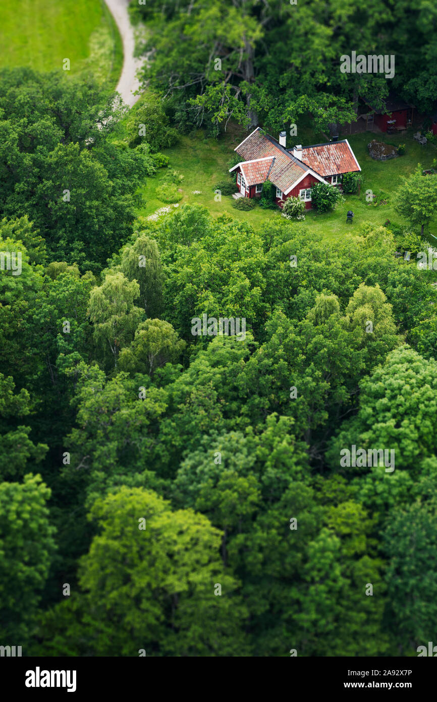 Luftbild von Haus unter Bäumen Stockfoto