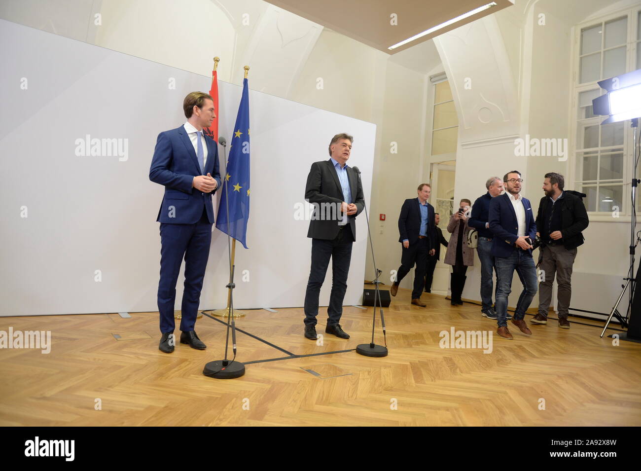 Wien, Österreich. 12. November 2019. Pressemitteilung von ÖVP (Neue Volkspartei Österreich) Bundesvorsitzende Sebastian Kurz und Grünen Sprecher Werner Kogler anlässlich der Beginn der Koalitionsverhandlungen im Winterpalais des Prinzen Eugen, himmelpfortgasse 8, am 12. November 2019 in Wien. Bild zeigt die Bundesvorsitzende der (von L nach R) ÖVP Sebastian Kurz und die Sprecher der Grüne Werner Kogler. Quelle: Franz Perc/Alamy leben Nachrichten Stockfoto