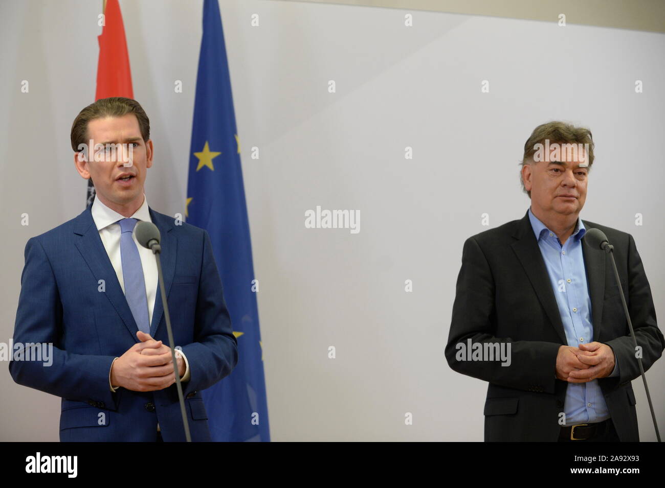 Wien, Österreich. 12. November 2019. Pressemitteilung von ÖVP (Neue Volkspartei Österreich) Bundesvorsitzende Sebastian Kurz und Grünen Sprecher Werner Kogler anlässlich der Beginn der Koalitionsverhandlungen im Winterpalais des Prinzen Eugen, himmelpfortgasse 8, am 12. November 2019 in Wien. Bild zeigt die Bundesvorsitzende der (von L nach R) ÖVP Sebastian Kurz und die Sprecher der Grüne Werner Kogler. Quelle: Franz Perc/Alamy leben Nachrichten Stockfoto