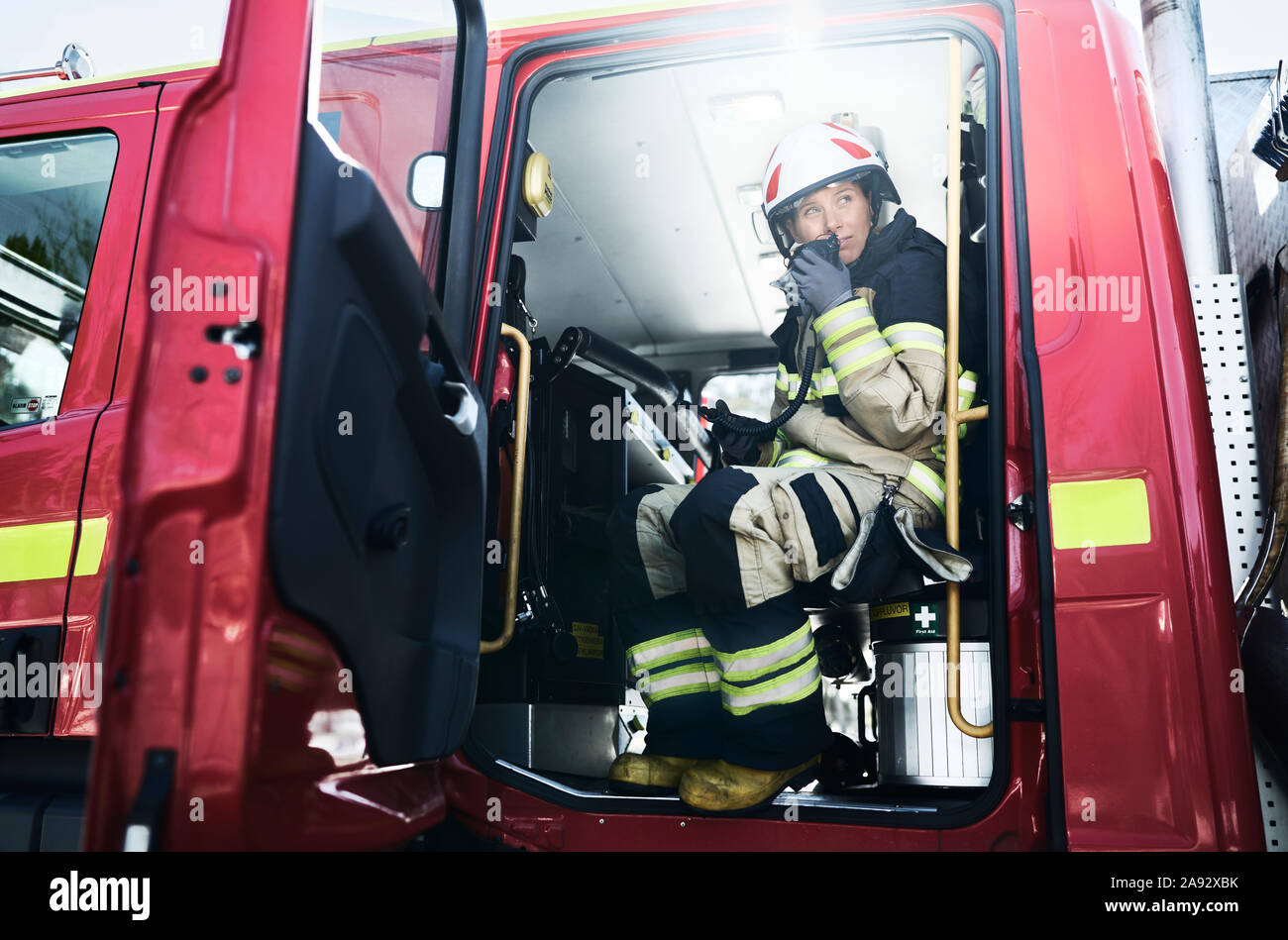 Feuerwehrmann im Auto. Stockfoto