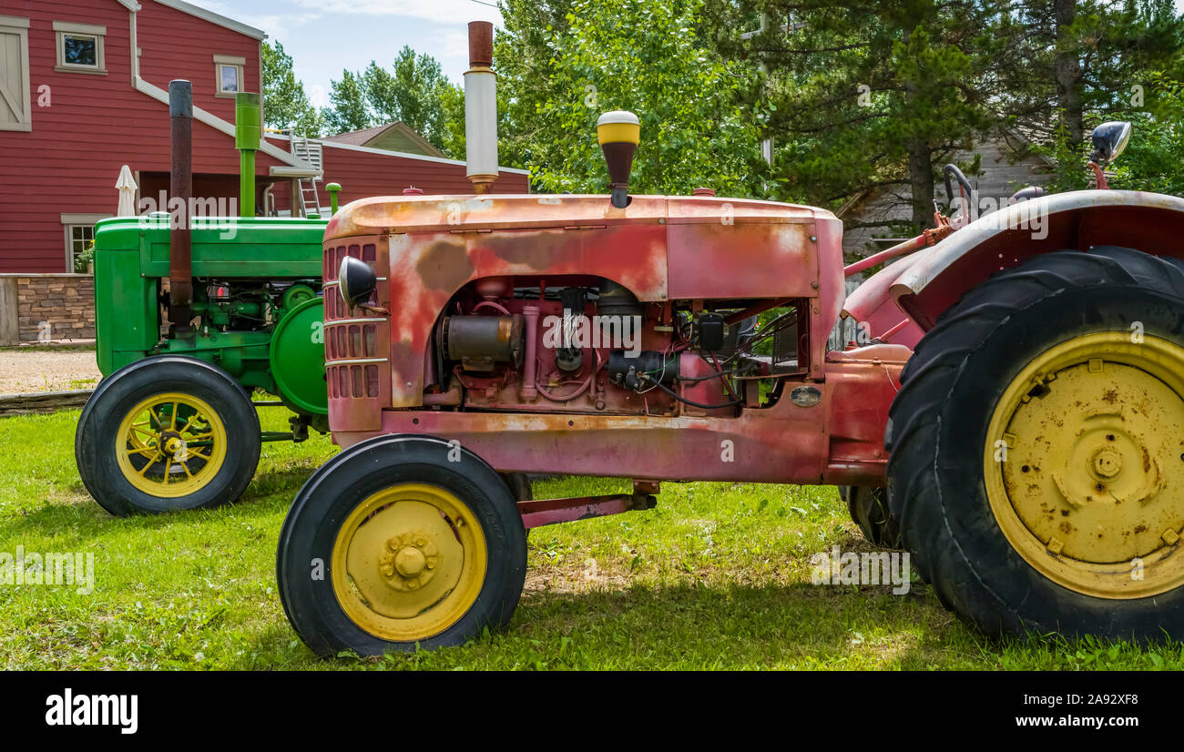 Traktoren auf Gras geparkt in einem Bauernhof, Wheatland County; Rosebud, Alberta, Kanada Stockfoto