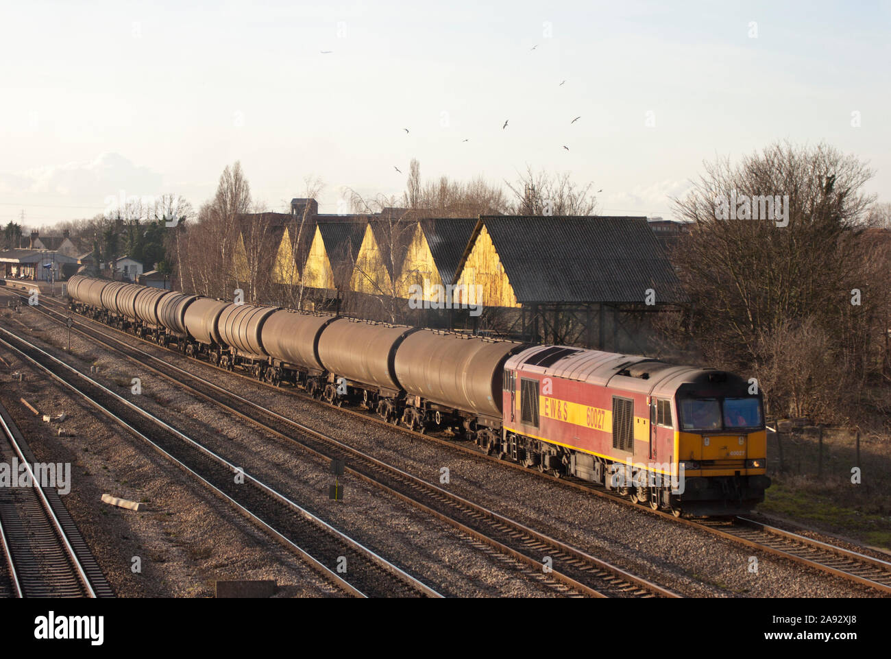 Eine Klasse 60 diesel Lok60027 workinga Zug von leer Drehgestell Öltanks in West Drayton. Stockfoto