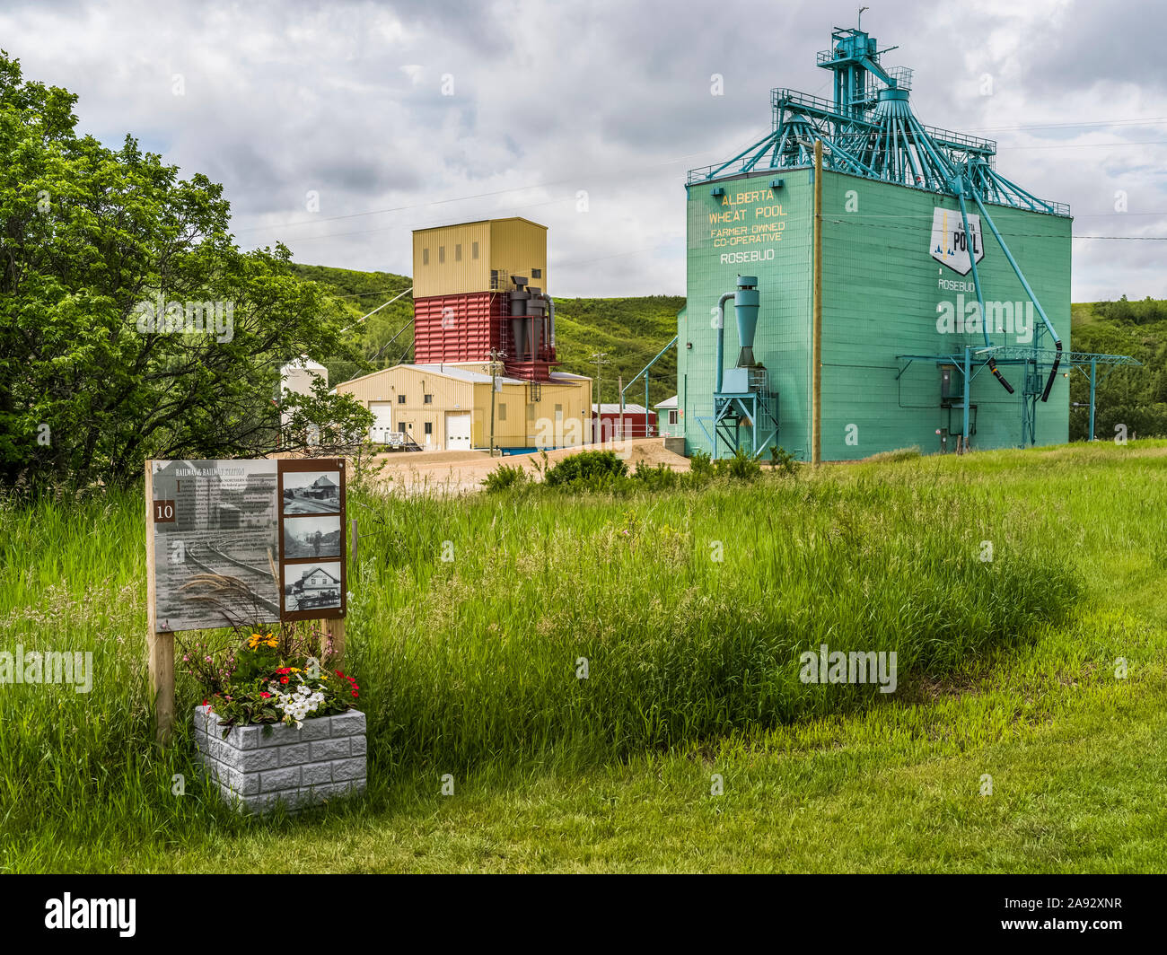 Getreideaufzug und Schild für historische Informationen in Rosebud, einem Weiler im Süden Albertas, in Wheatland County; Alberta, Kanada Stockfoto