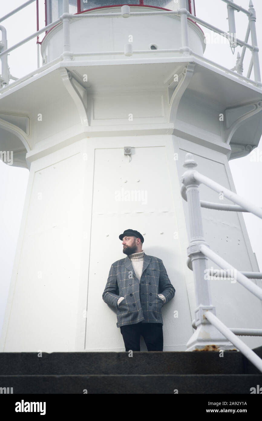 Mann stand am Lighthouse Stockfoto