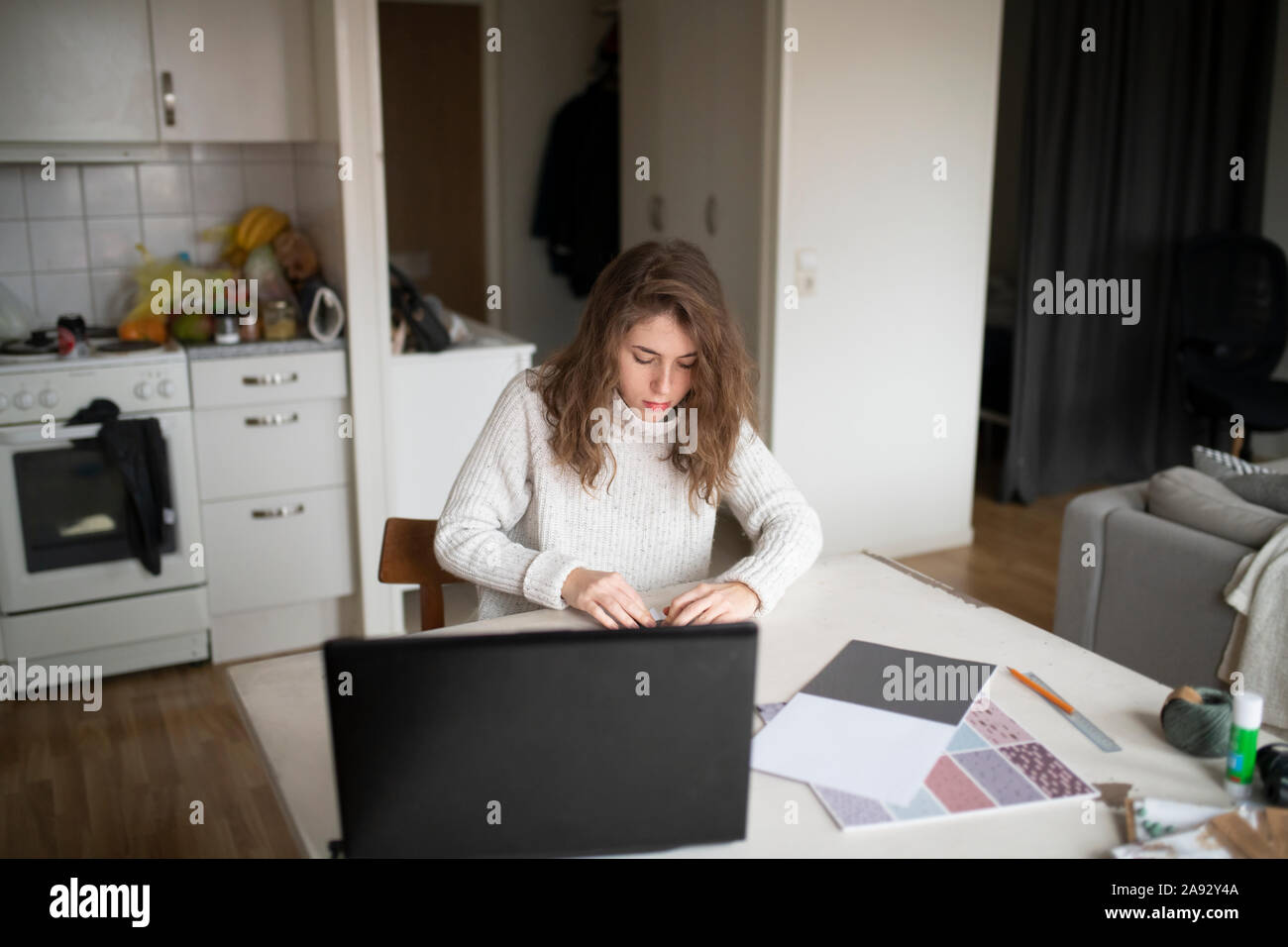 Frau zu Hause Stockfoto