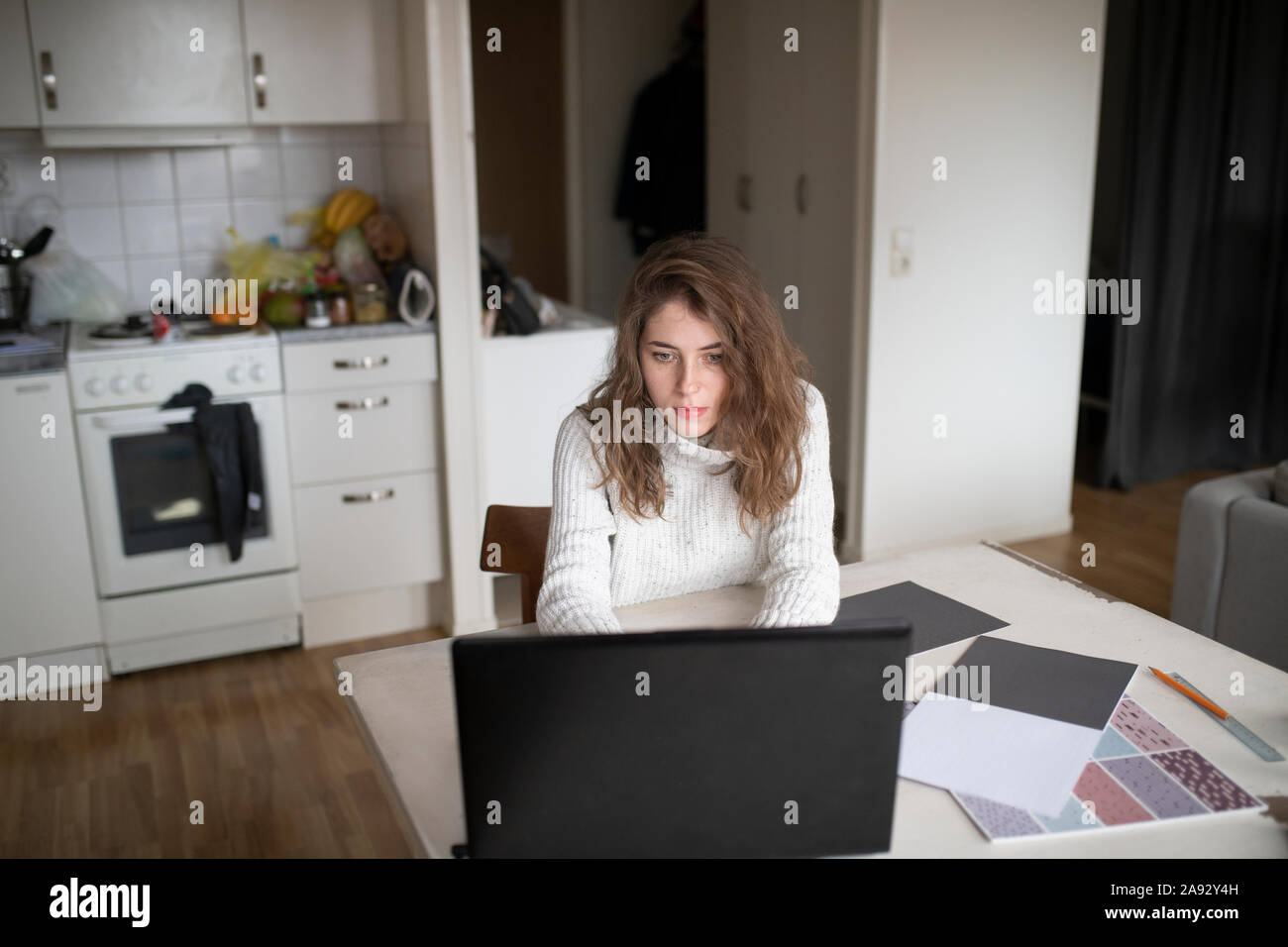 Junge Frau mit laptop Stockfoto