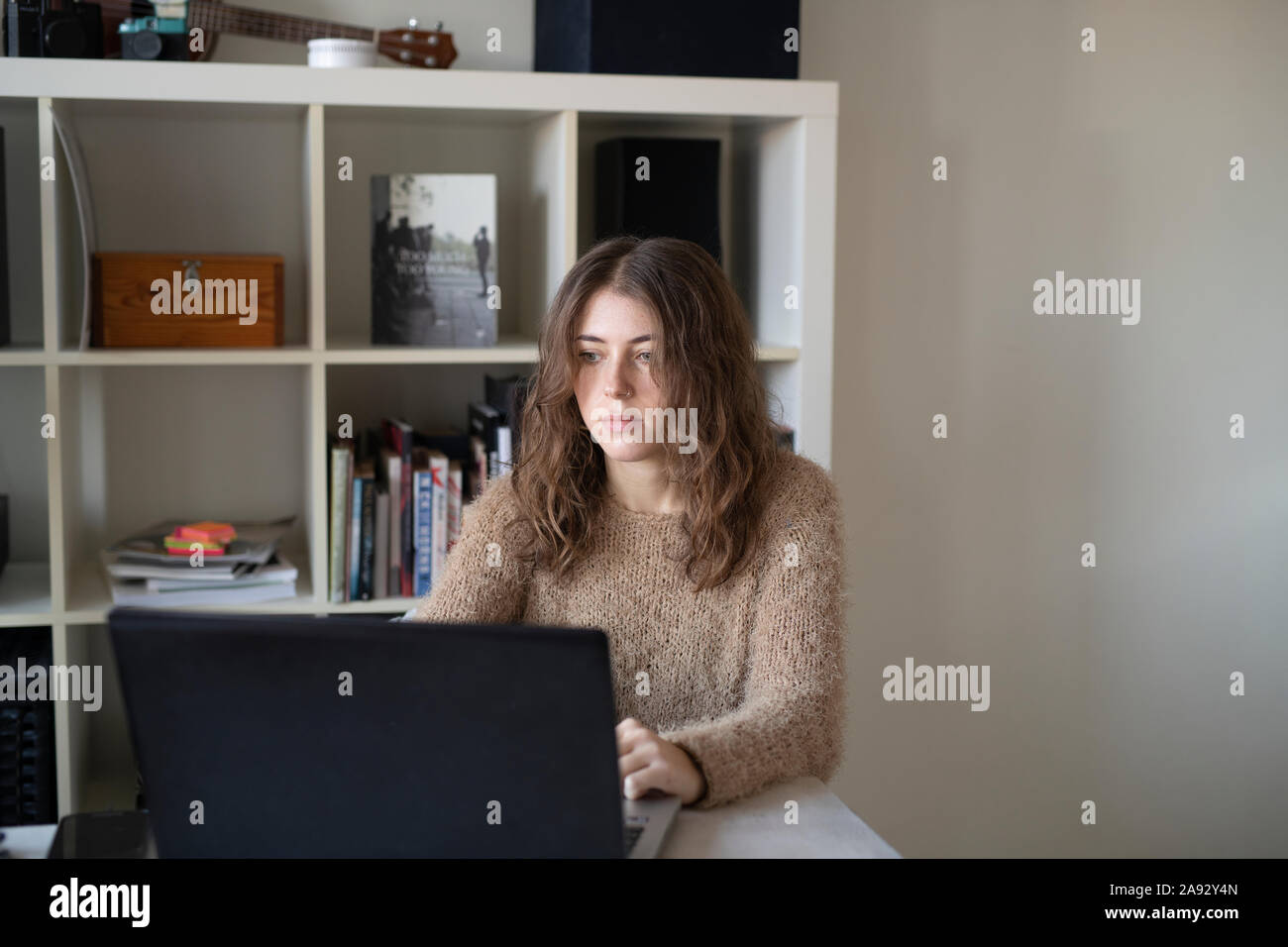 Junge Frau mit laptop Stockfoto