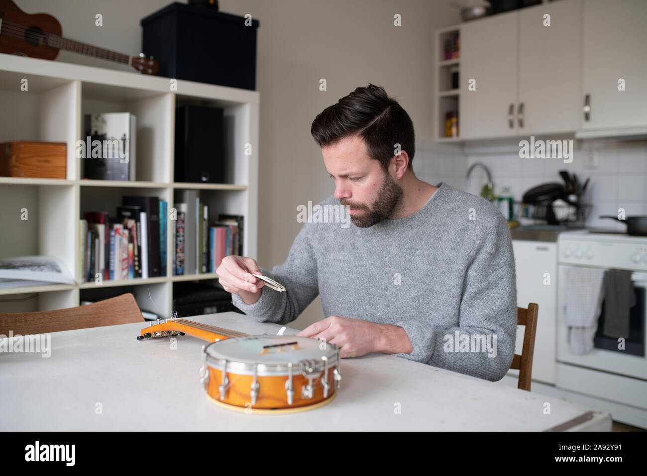 Mann mit Mandoline Stockfoto