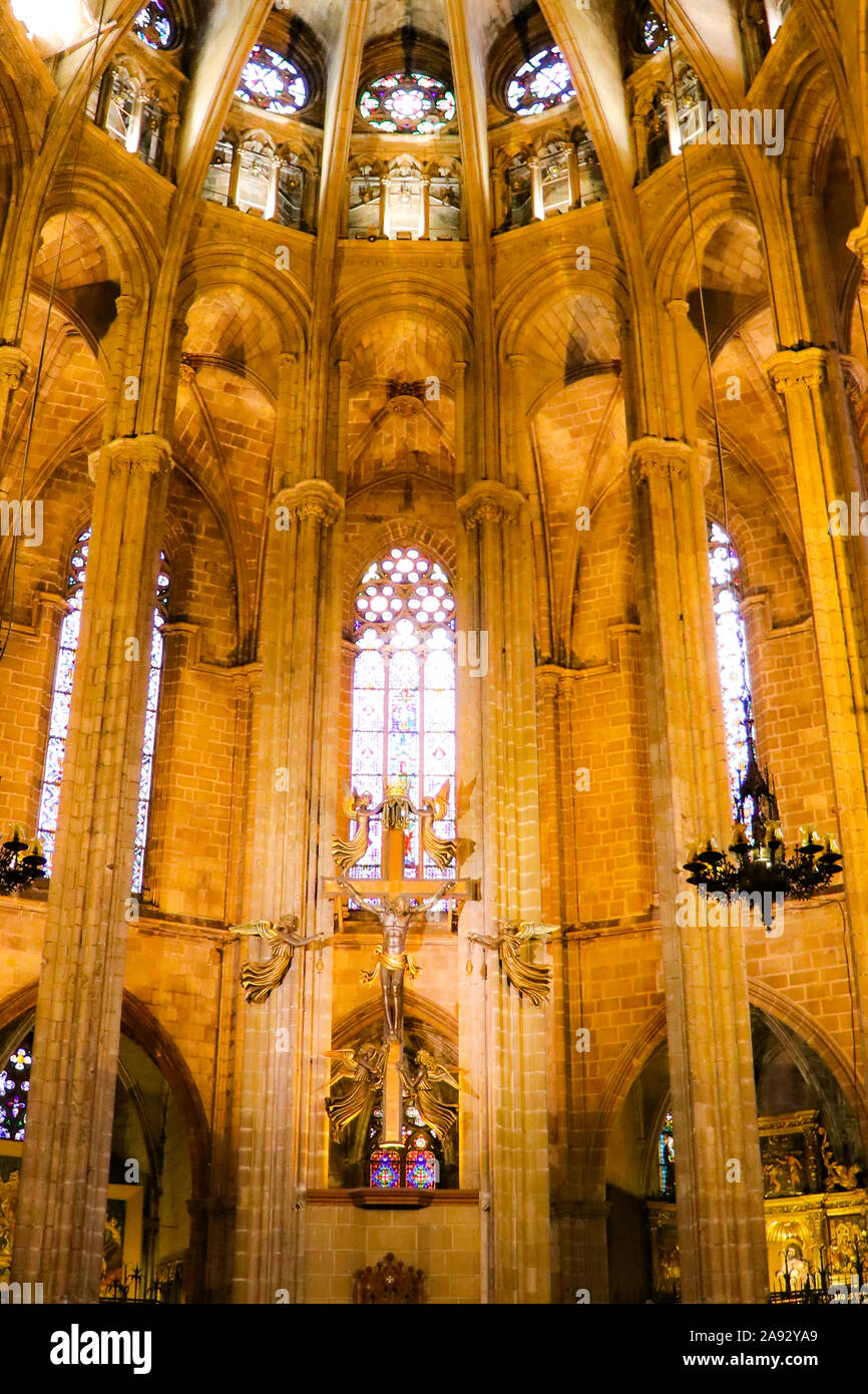 Die Kathedrale von Barcelona, eine glühende gotischen Stil mit eleganten Fenstern und detaillierte Entwürfe überall Stockfoto