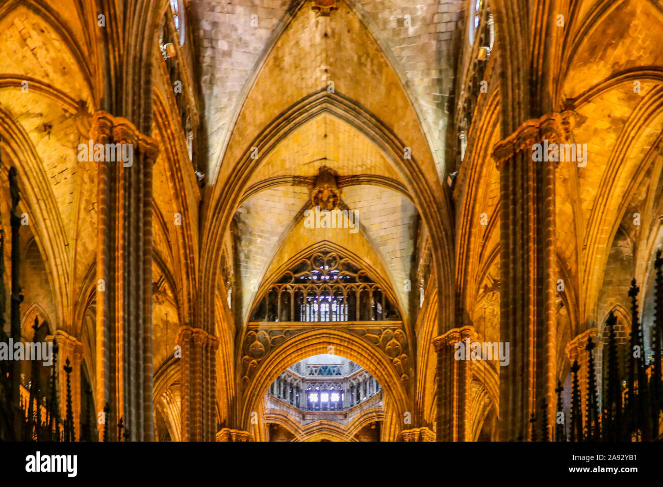 Die Kathedrale von Barcelona, reich an typischen gotischen Stil mit eleganten Fenstern und detaillierte Entwürfe überall Stockfoto