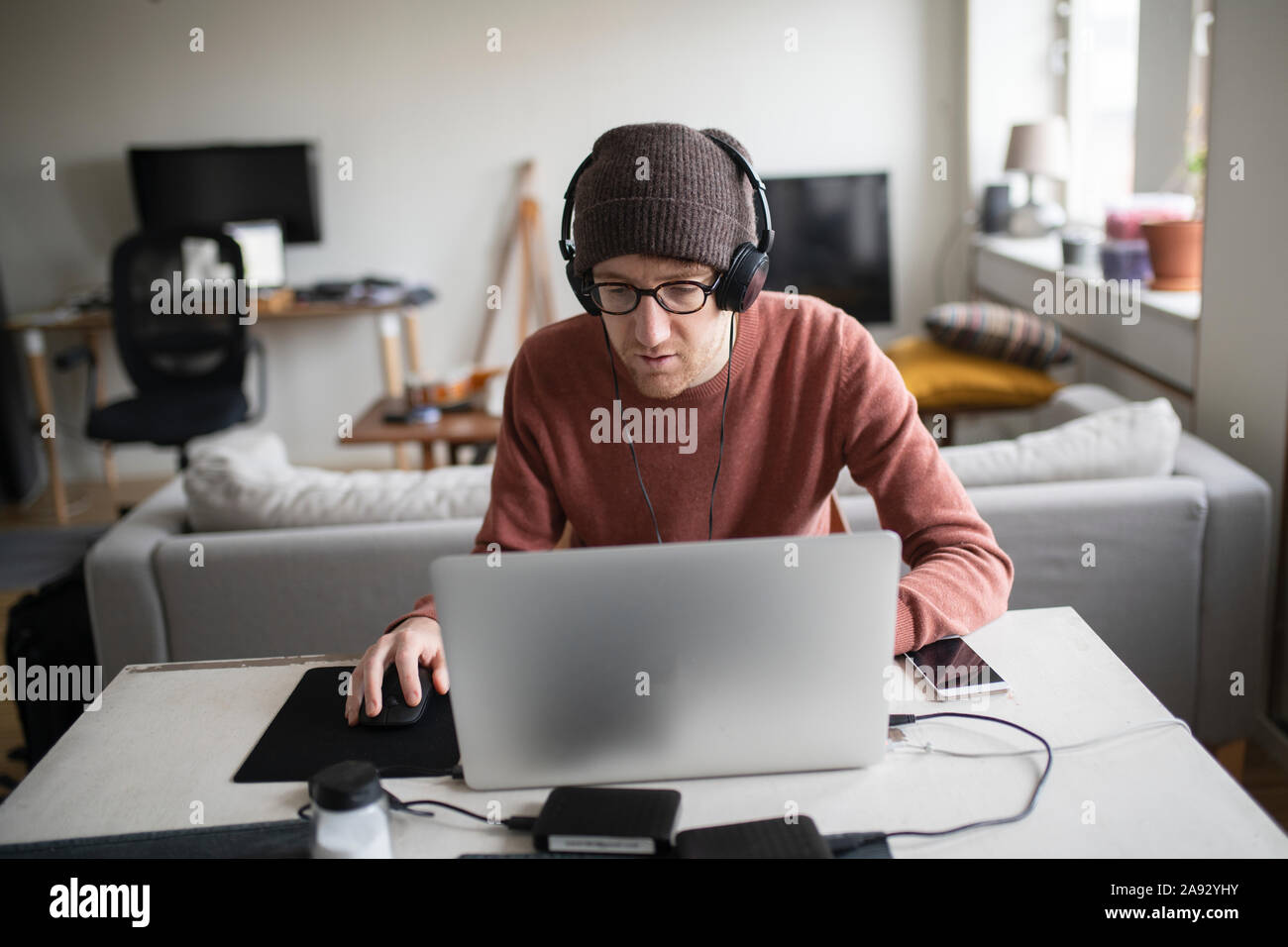 Mann mit Kopfhörer mit laptop Stockfoto