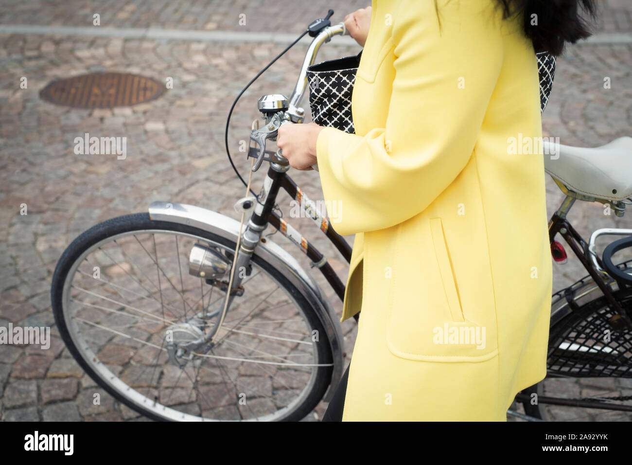 Frau mit Fahrrad Stockfoto