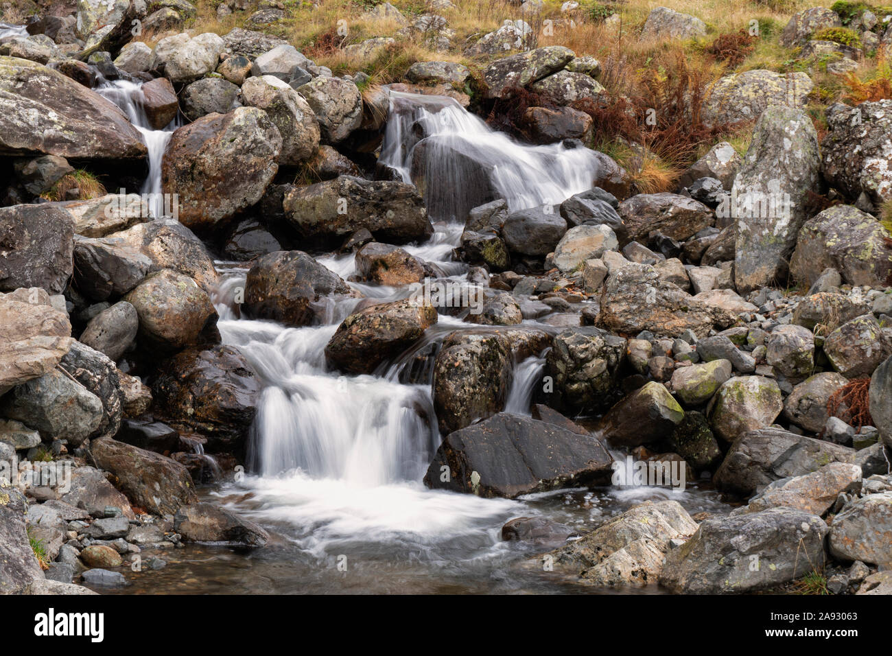 Fluss cascading unten Serie von kleinen Wasserfällen in der Nähe von thirlmere im Lake District National Park Stockfoto