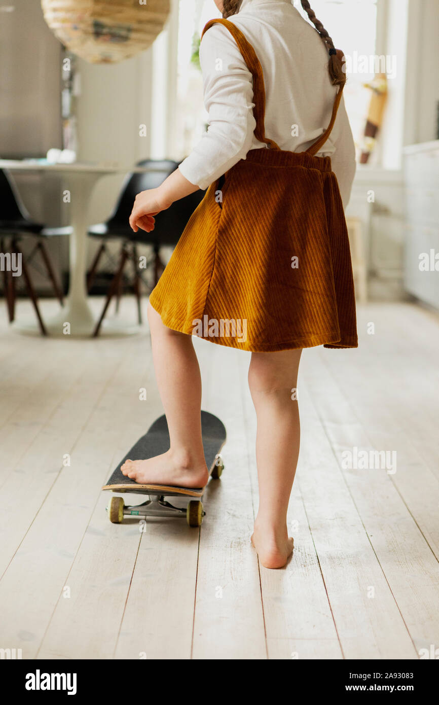 Mädchen skateboarding zu Hause Stockfoto